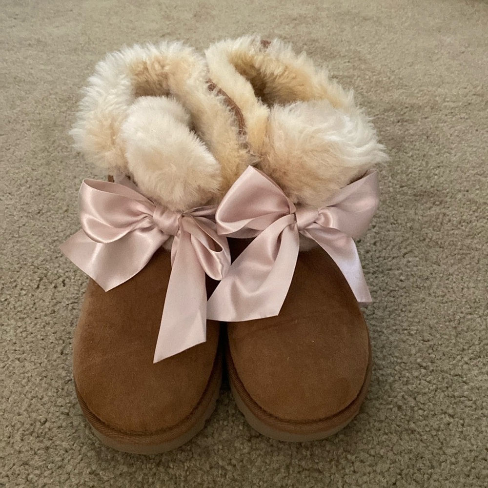 Ugg Mini Gita Bow Boot in chestnut-gently worn;excellent condition. Rare find!